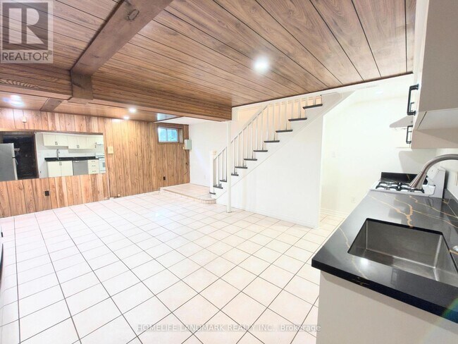 Photo du bâtiment - 100 Kingslake Rd