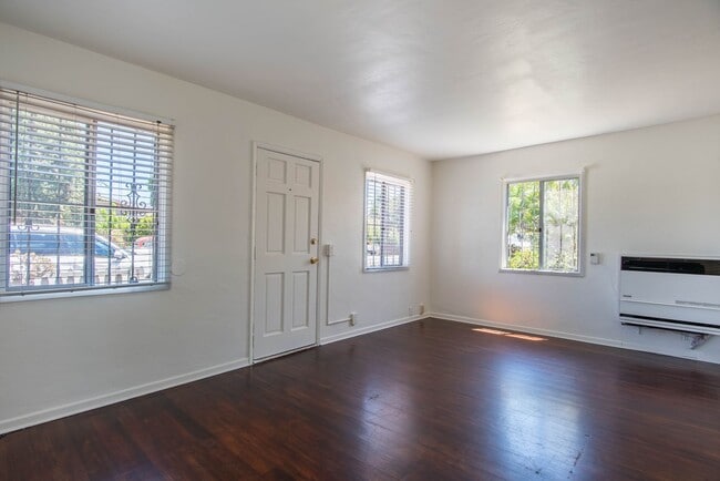 Building Photo - 2 bedroom 1 bath house for rent in North Park!