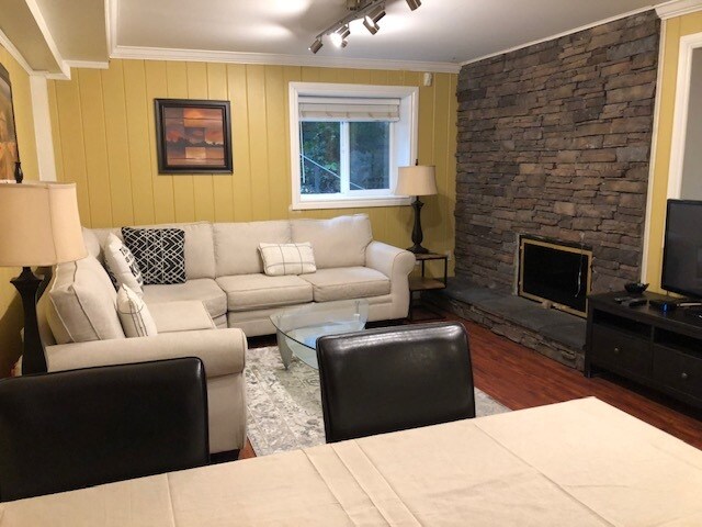 SALON - 430 Newlands Rd