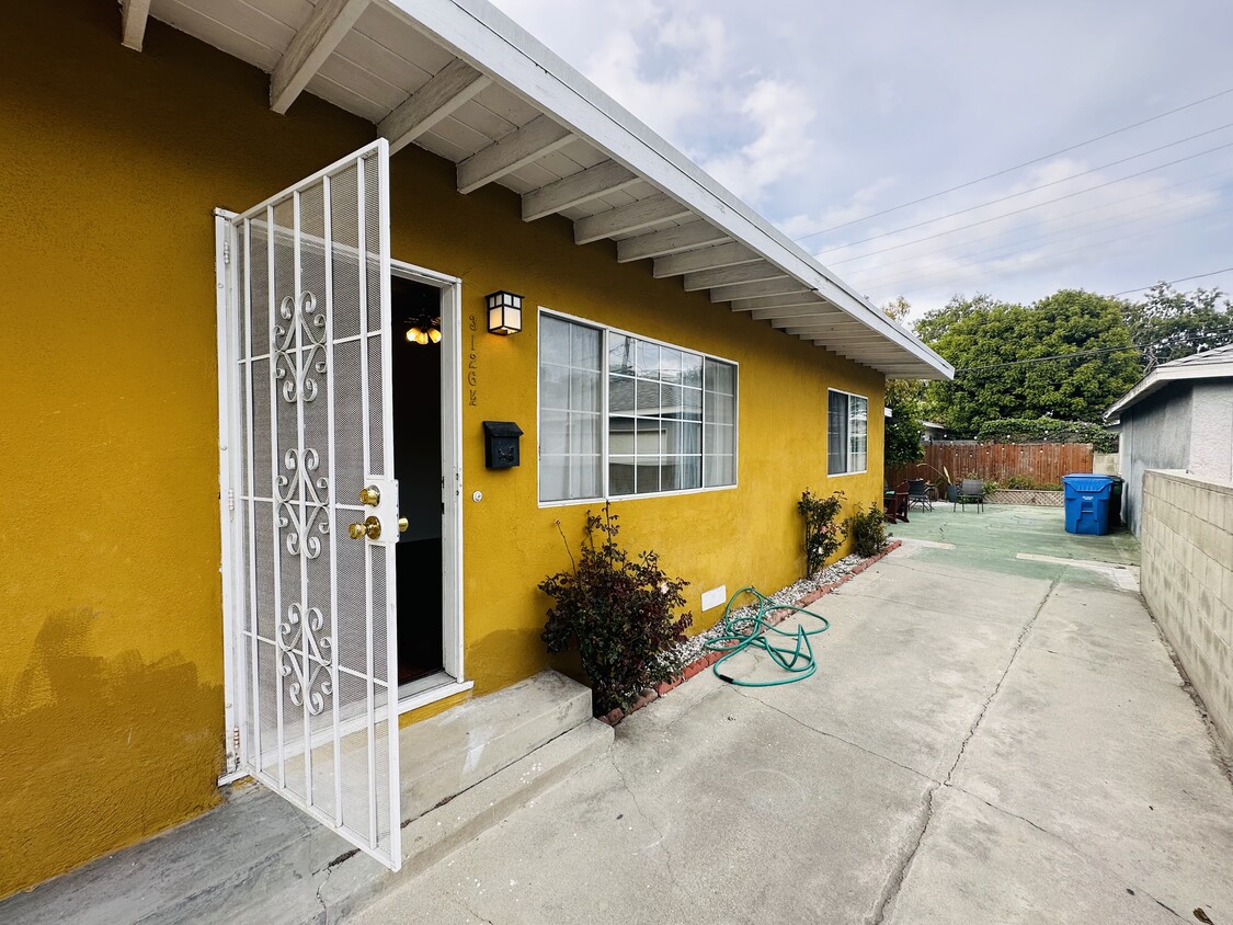 Primary Photo - 3126 Roberts Ave