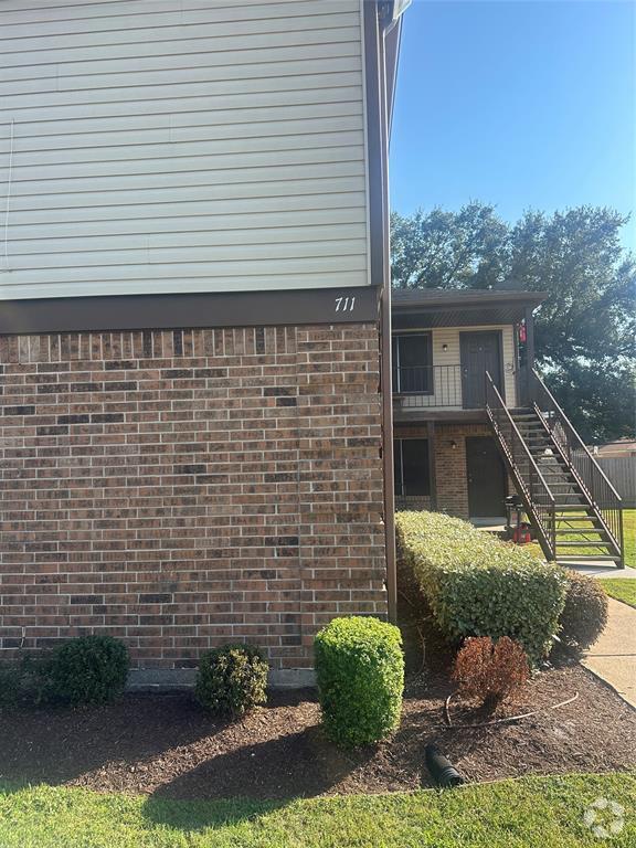Building Photo - 711 Skylark Rd