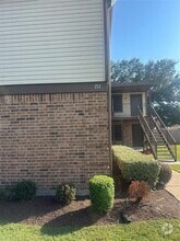 Building Photo - 711 Skylark Rd
