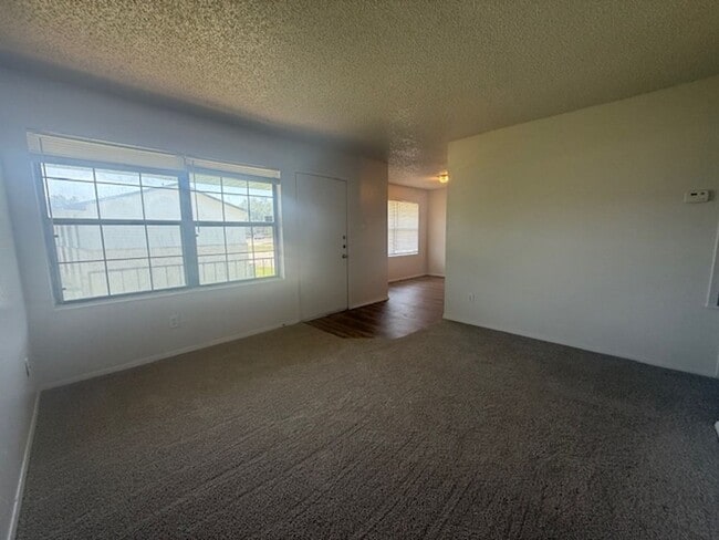 Foto del edificio - 2 Bedroom 1 Bathroom Unit in Quiet Fourplex!