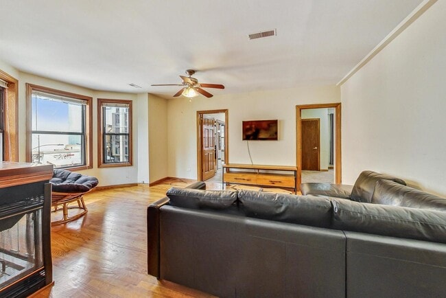 Foto del edificio - 838 N State St