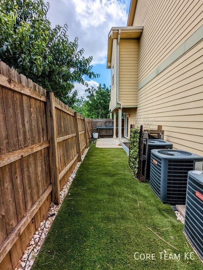 Building Photo - Corner Townhome available!