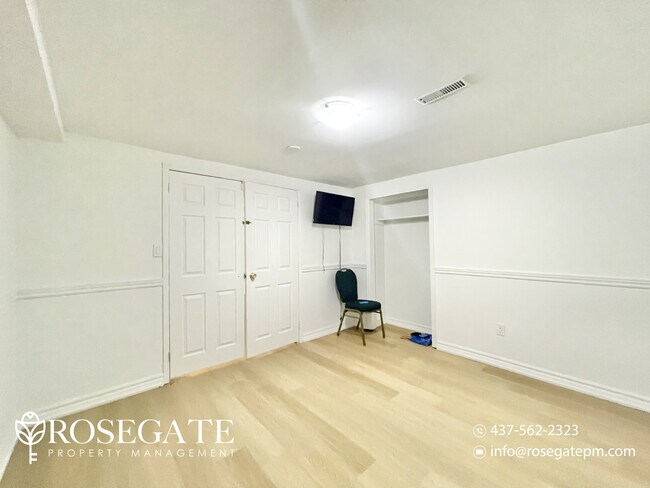 Photo du bâtiment - Bright 3-Bedroom Basement Apartment in Pic...