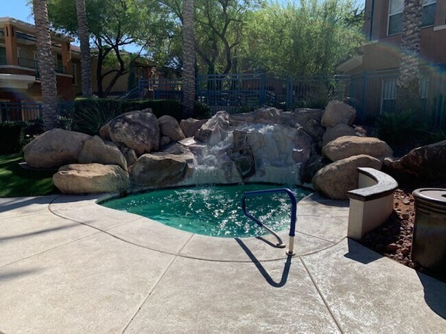 Foto del edificio - Gated Condo in the Heart of Summerlin