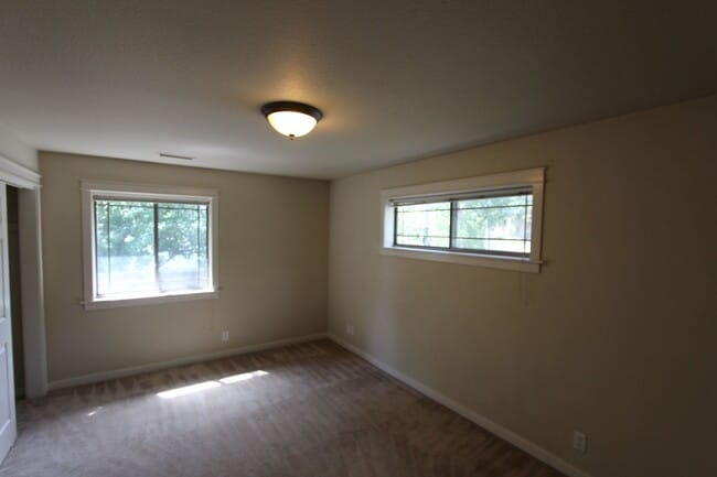 Building Photo - Spacious 3BR home Near NAU | New Carpet + Parking for 3 Vehicles