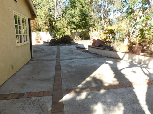 Building Photo - Beautiful Mission Viejo 5 bedroom 2.5 bathroom plus den home