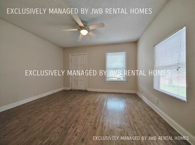 Building Photo - 653 Melba St