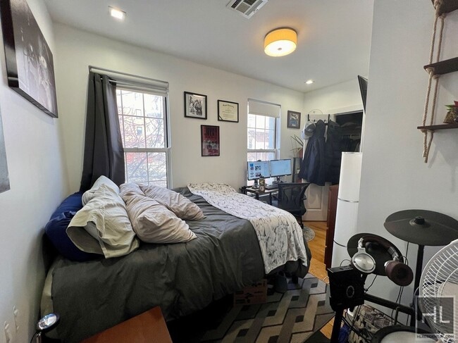 Building Photo - INDIA STREET 3BR 1.5BA w/ Private Laundry ...