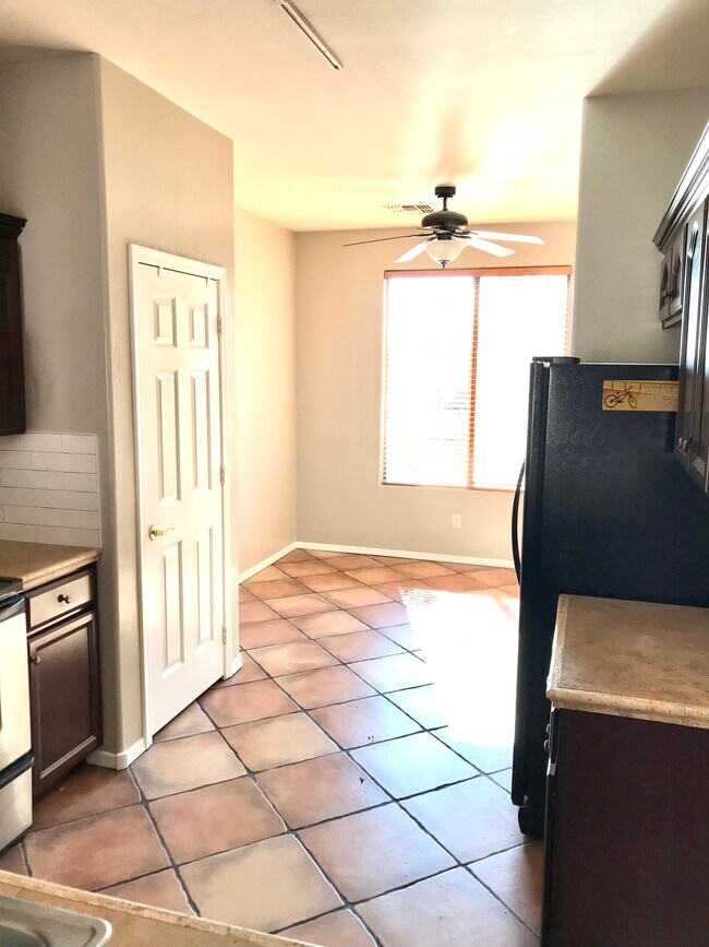 Dine in kitchen area - 9004 W Fullam St