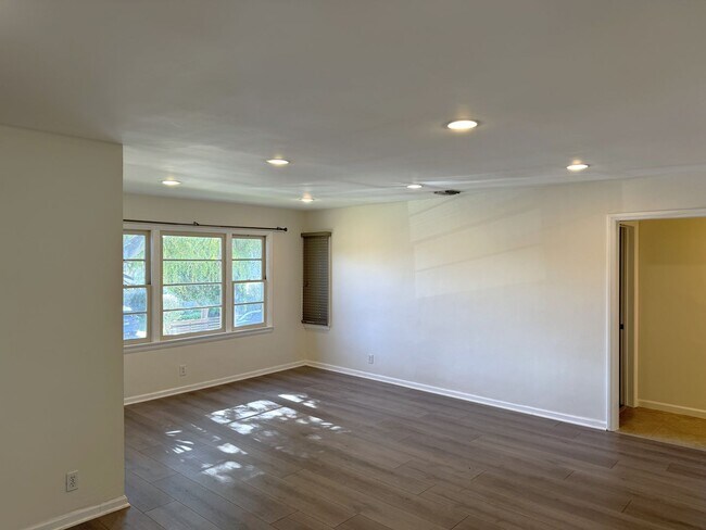 Foto del edificio - Spacious 4+2 SFR, 3 blocks from LMU, firep...