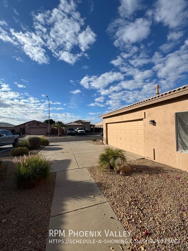 Foto del edificio - 9450 W Quail Ave