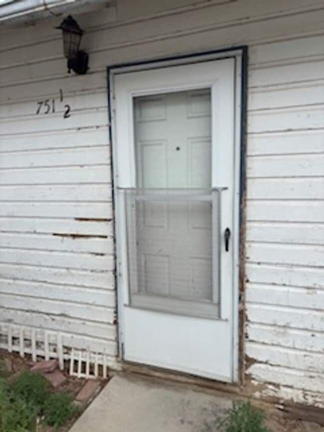 Building Photo - 751 1/2 N Durbin St