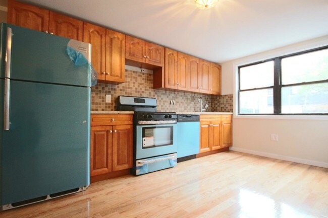 Building Photo - 557 Lorimer St