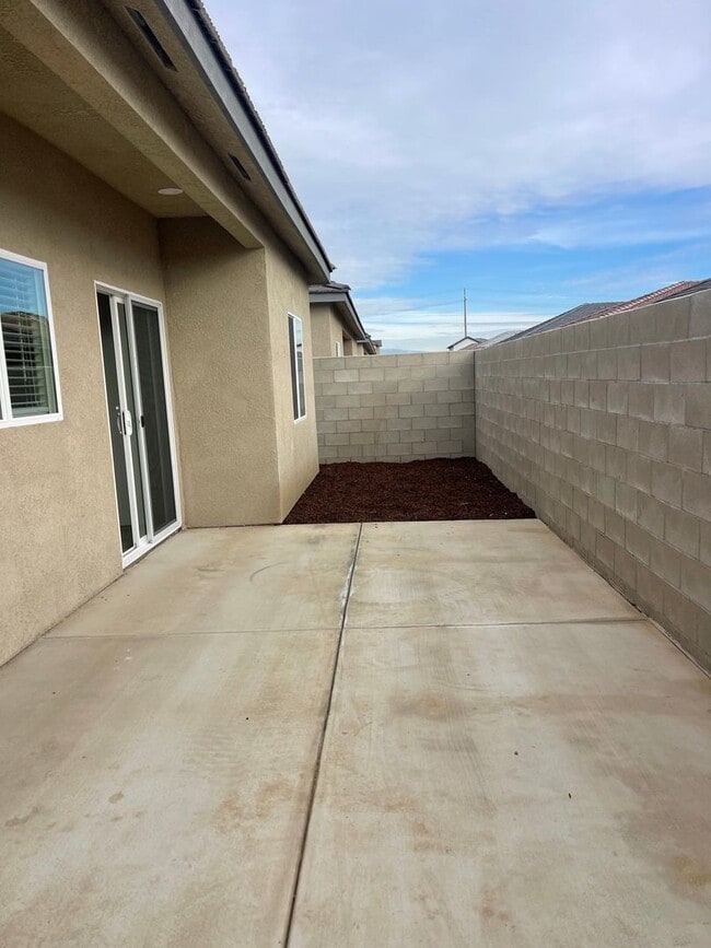 Building Photo - Brand new apt home in NE near city in the hills