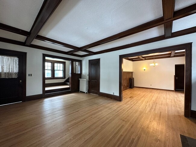 Building Photo - Gorgeous 6 Bedroom 1.5 Bathroom Home in St.Paul!