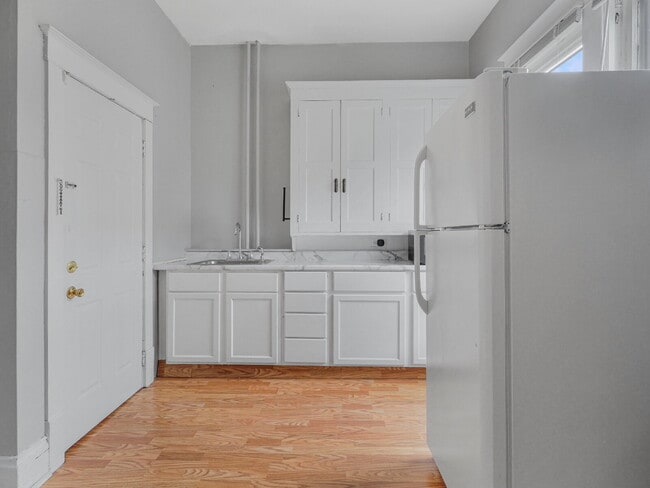 Building Photo - 3 Bed, 2 Bath Home in North Minneapolis. 1,600 Sq Ft, Fenced Yard, Pets Welcome.