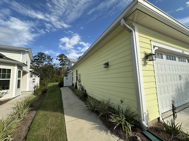Building Photo - 1313 Beachcomber Blvd