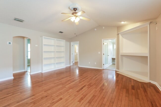 Building Photo - 4390 Hanging Moss Dr