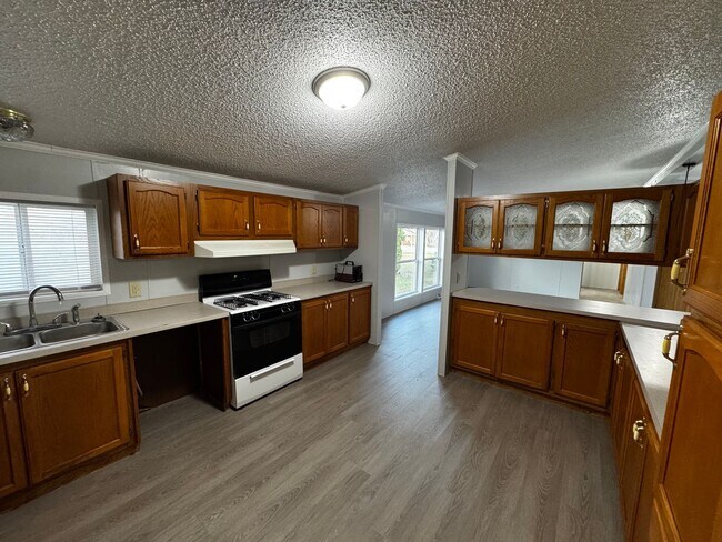 Foto del edificio - Very large yard great location a nice older doublewide Home