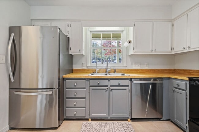 Building Photo - Woodcroft Furnished Townhome! Utilities in...