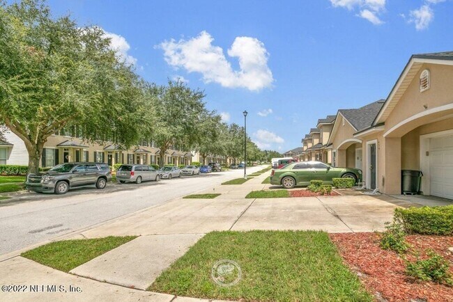 Foto del edificio - Spacious 3-Bed, 2.5-Bath, 1-Car Garage tow...