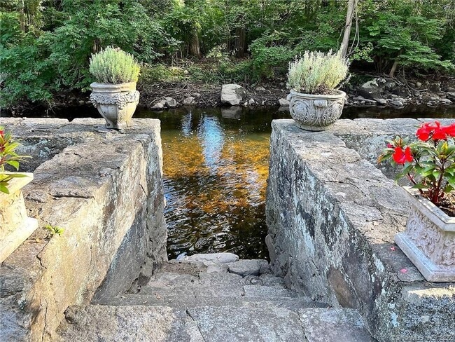 Foto del edificio - 83 Maltbie Ave