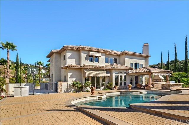 Building Photo - 16 Lusitano