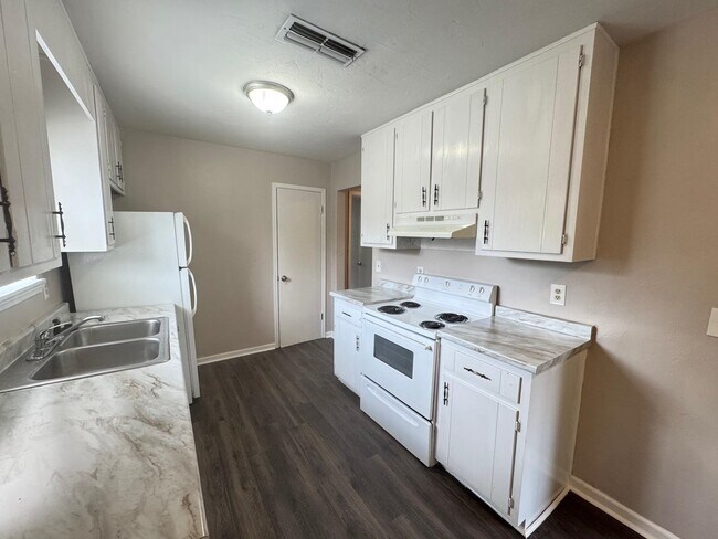 Building Photo - 1401 Lazy Brook