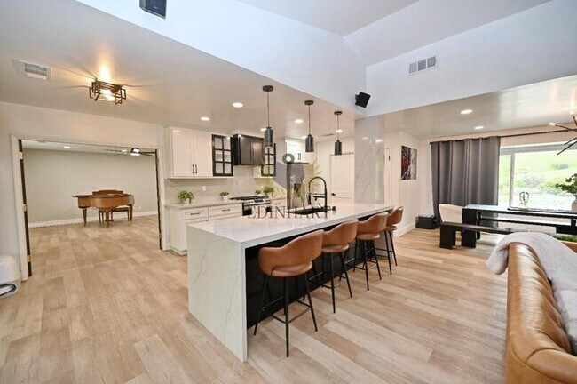 Foto del edificio - 25190 Elwood Rd