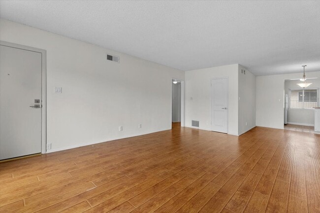 Foto del edificio - 7749-7755 Saint Bernard St