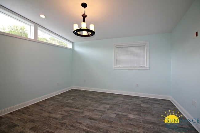 Building Photo - Beautiful Fully Renovated 3 Bedroom Home i...