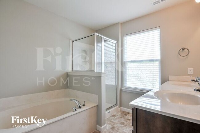 Foto del edificio - 121 Brookview Way Dr