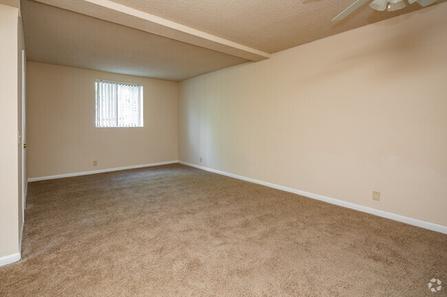 1BR, 1BA - 700SF - Living Room - Noahs Landing