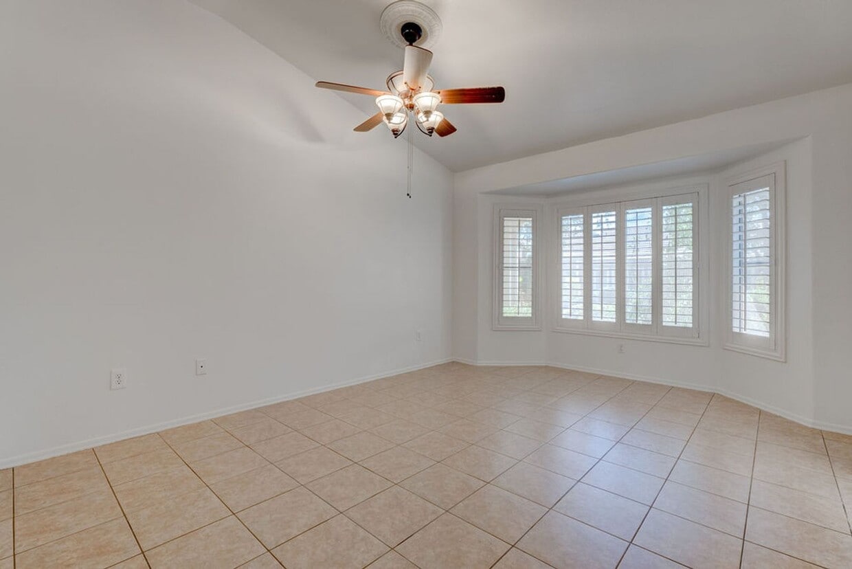 Foto principal - Beautiful 2 Bedroom Home Backing to Greenbelt
