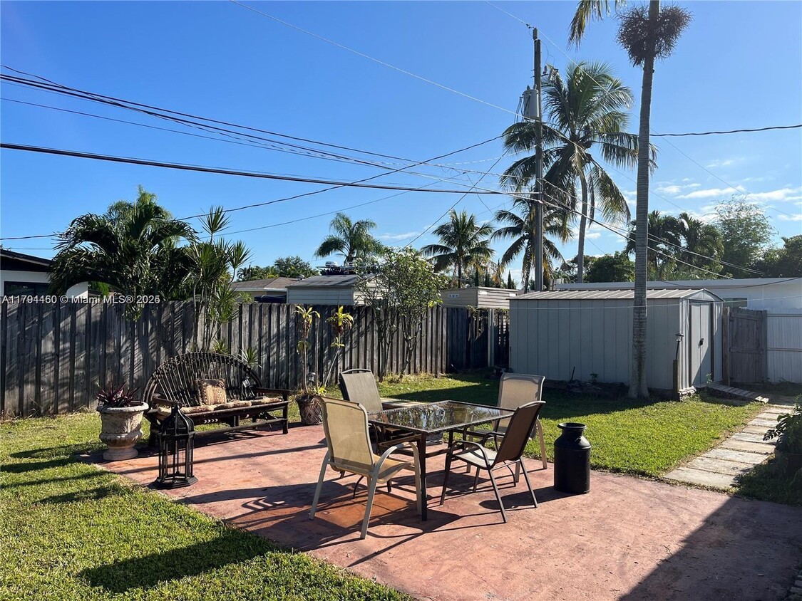 Foto del edificio - 9761 Marlin Rd