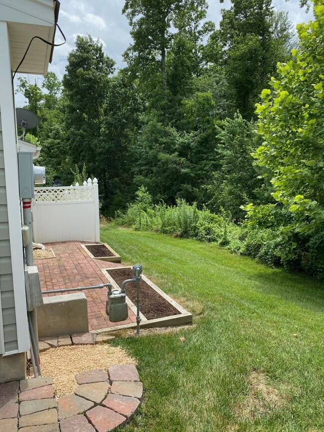 Building Photo - Robyns Glen townhome