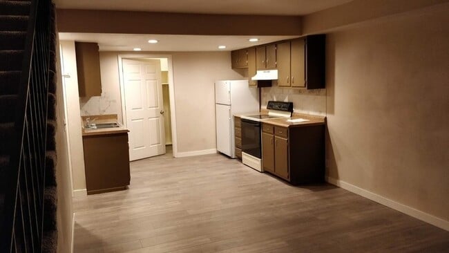 Building Photo - 3847 Benview Ave