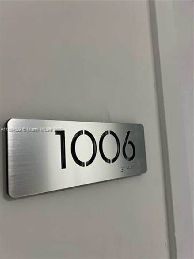 Foto principal - 700 NE 24th St