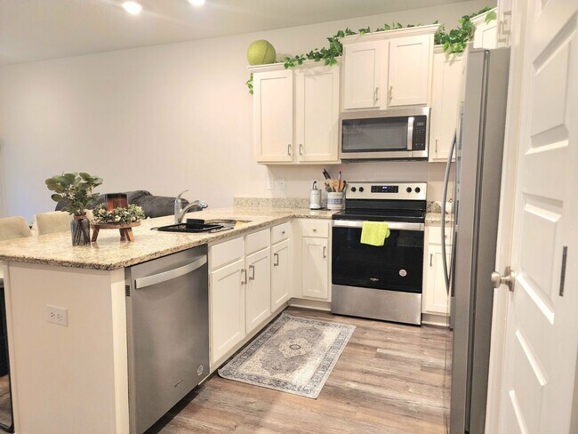 Foto del edificio - Discover this Stunning 3/2.5 Townhome w/ Pool and Dog Park!