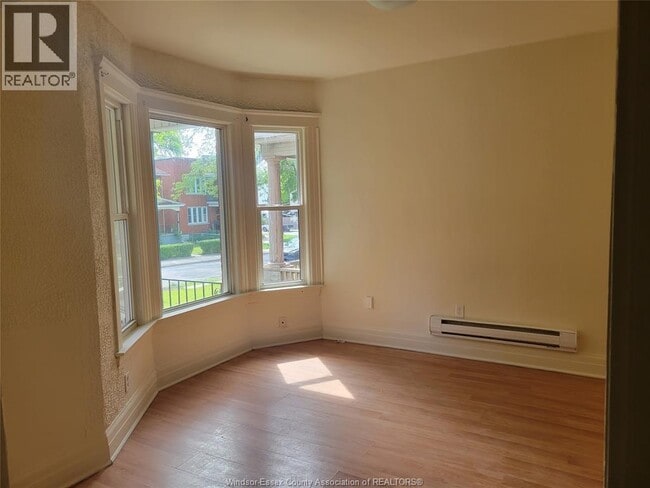 Photo du bâtiment - 821 Bruce Ave