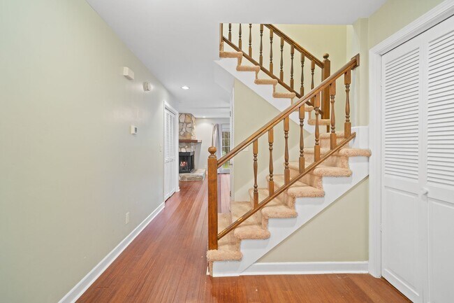 Building Photo - 3 Bedroom, 2.5 Bath Condo on the Pebble Cr...