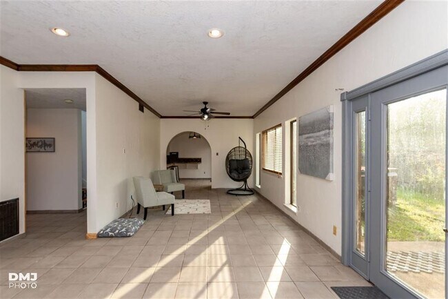 Building Photo - 6770 Lexington Dr