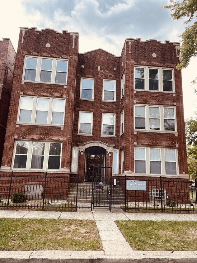 Foto principal - 1411 E 67th Pl