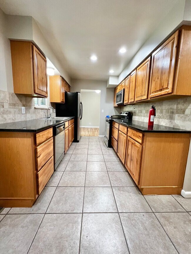 Foto del edificio - 5 Bedroom, 2 Bathroom Home!