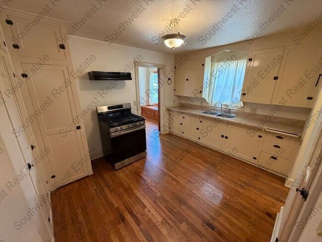 Foto del edificio - Spacious 2 bedroom 1 bath with a shop