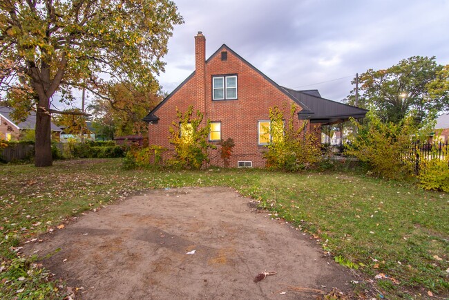 Foto del edificio - Welcome to this charming brick three-bedro...