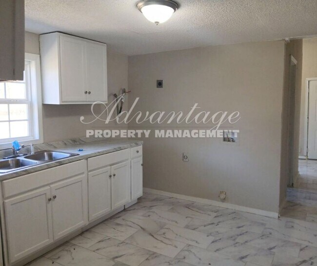 Building Photo - Super Cozy Newly Remodeled Home - Open to ...